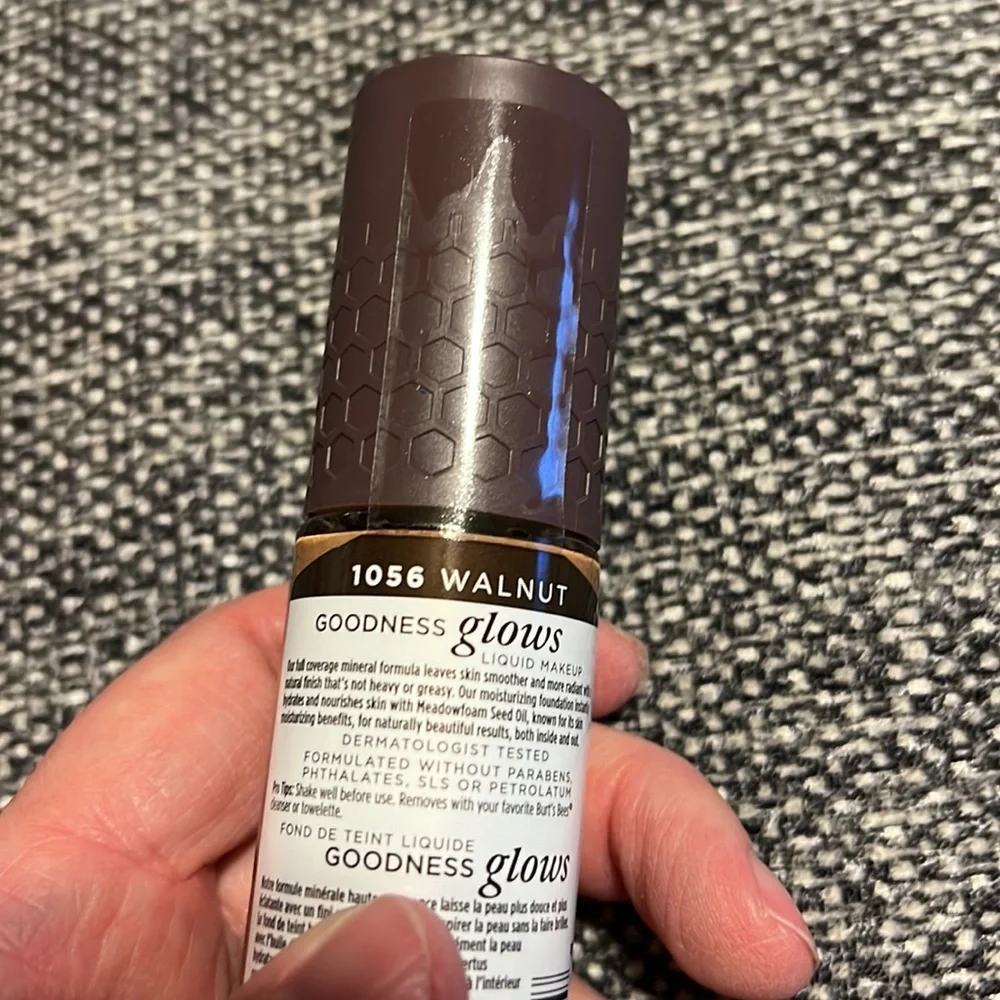 NWT Burt’s Bees Walnut Goodness Glow Liquid Makeup